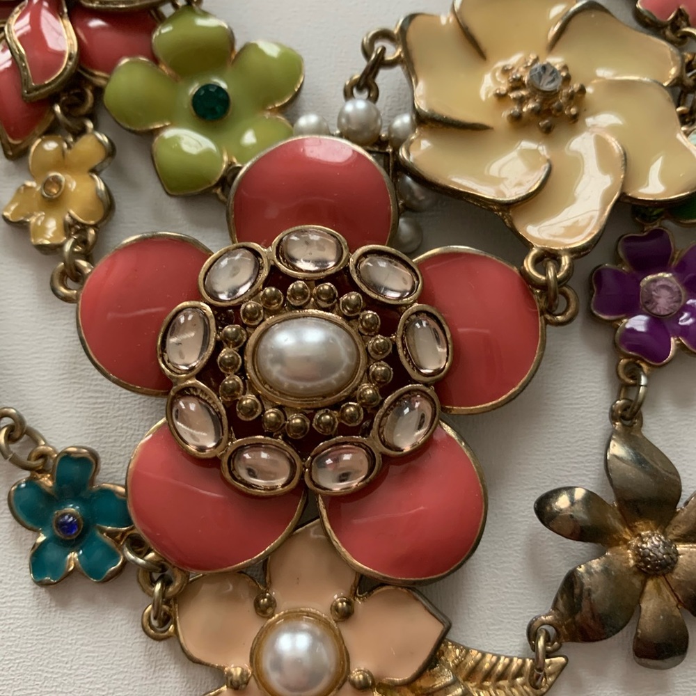 Floral 🌷 bib necklace.